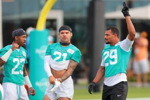 Informes: Delphins s Ashtyn Davis (pierna) hojas descubren en muletas