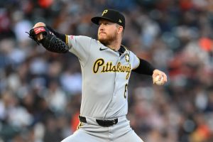Los reales agregan lanzamiento adicional con intercambio para el iniciador de los piratas Bailey Falter