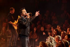 Luke Bryan habla de ser golpeado mientras actúa, dice que “mantendría saltados” para enfrentar al fanático
