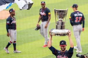 Eli White golpea dos horas mientras los Bravos vencen a los rojos en Speedway Tradicional