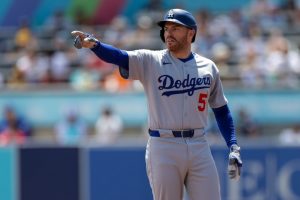 Freddie Freeman sigue siendo chisporroteante cuando los Dodgers vencieron a los rayos