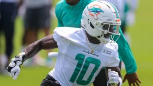 Tyreek Hill vive un momento complicado con los Miami Dolphins: Llegó tarde al entrenamiento | Sporting News Spain
