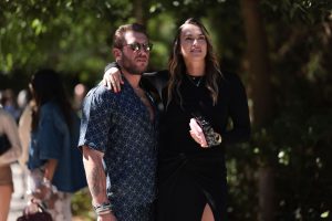 Fotos: Aryna Sabalenka reconoce la derrota cuando el novio Georgios flexiona sus abdominales un día de su concurso deportivo delantero de nosotros
