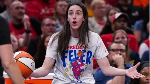 “Sin duda se fue a casa a Iowa” – Fiebre seguidores de la red de inundación cuando Caitlin Clark desaparece del video de la tripulación en medio de la rehabilitación de daños