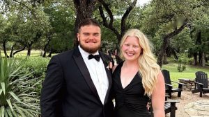 La hija de Brock Lesnar, Mya, brota sobre su novio, Drew Moss como el juego de pretemporada de salvamento de 49ers contra Raiders