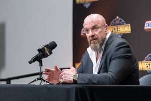 4 Suits WWE posiblemente quizás por oportunidad confirmaría rápidamente el conflicto en París