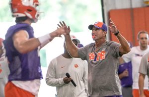 Deadspin | ACC Primer: ¿Puede Miami, o Georgia Tech, Salvage Clemson?