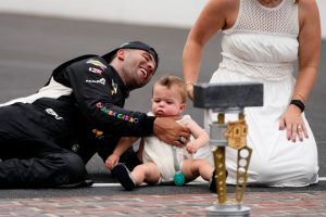 Bubba Wallace muestra cómo la paternidad cambió por completo su mentalidad: “Me detuve para fabricar y luego considerar”