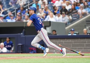 Deadspin | Evan Carter de los Rangers (ruptura de muñeca) aparentemente ejecutado para la temporada