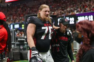 Deadspin | Falcons Entrenment RT Kaleb McGary en IR que termina la temporada