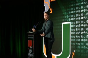 Deadspin | QBS Paso en Primetime Spotlight para el No. 10 Miami, No. 6 Notre Dame