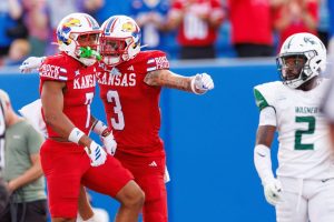Deadspin | Jalon Daniels lanza cuatro touchdowns cuando Kansas rutiza el enemigo FCS Wagner
