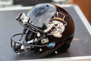 Deadspin | Wake Forest chira más allá de Kennesaw declarar en el debut de los entrenadores