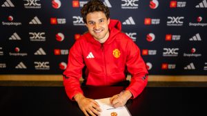 Senne Lammens: Manchester United completo de £ 18.2 millones para el portero Royal Amberes