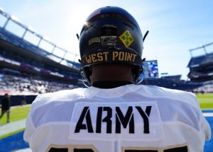 Deadspin | Navy S Larry Pickett Jr. Rescata al hombre de la quema de vehículos