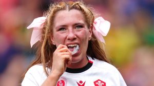 Georgia Evans: Gales World apoyado por compañeros de equipo después del abuso en línea por la aparición en algún momento de la Copa Mundial de Rugby de las Hembras