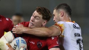 Gran liga: los dragones catalanes divulgan una victoria dura sobre el club de desastre Salford Red Devils mientras Leeds Rhinos Thrash Huddersfield