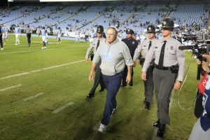 ¿Por qué la apuesta de fútbol escolar de Belichick en UNC está retrasando? Deadspin.com