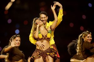 “Temu Shakira no funciona”; “Perfección”: los fanáticos de la NFL se dividieron sobre el rendimiento existente del medio tiempo de Karol G en el juego de Brasil de Chiefs-Chargers