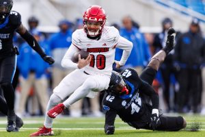 Deadspin | UCLA QB Pierce Clarkson arrestado por costos de prisión, suspendido del grupo