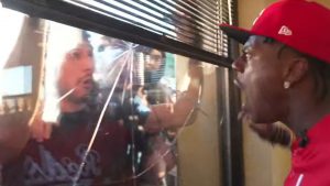 “¡Atrápalo apropiado ahora!”: Ishowspeed se fue descontento después de que el hombre rompe la ventana de la tienda para la longitud de Cincinnati Centrarse en