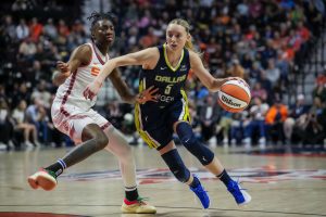 La hilarante esfuerzo de Paige Bueckers en la basura Talking Saniya Rivers y Marina Mabrey Falls Flat con recordatorio del archivo de Wings ‘