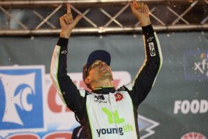 Deadspin | ARIC Almirola gana el abridor de playoffs de Bristol Xfinity en técnica valiente