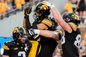 Deadspin | Iowa golpea a UMass con el apoyo de 3 Ticket Gronowski TDS