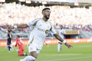 Deadspin | Denis Bouanga cuida el truco de la Lafc High Quakes en el estadio de Levi