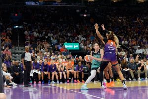 Deadspin | Liberty Megastar Breanna Stewart huele a la rodilla en los playoffs Recuperar sobre Mercurio