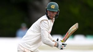 Campeonato del condado: Nottinghamshire toma la parte superior de la mano en la batalla del título contra Surrey mientras Lyndon James brilla