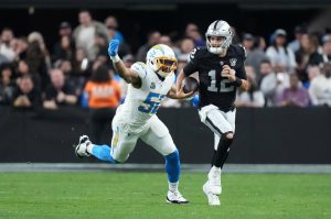 Deadspin | Chargers LB Khalil Mack se dirigió a las imágenes de codo