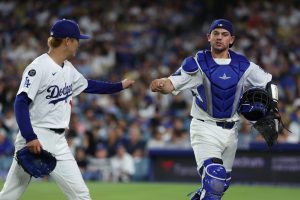 Deadspin | Yoshinobu Yamamoto dominante como Dodgers Edge Giants