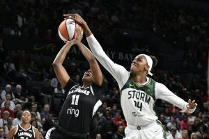Deadspin | El retroceso de Slack de Jackie Young ayuda a los ases de Storm, técnica a las semifinales