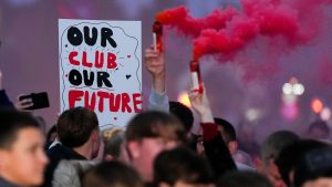 La tumultuosa temporada de las grandes ligas de Salford llega a su totalidad con protestas de fanáticos y bombas de humo morado
