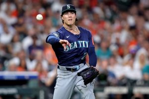 Deadspin | Marineros El as Bryan Woo lesiona el músculo pectoral en adquirir