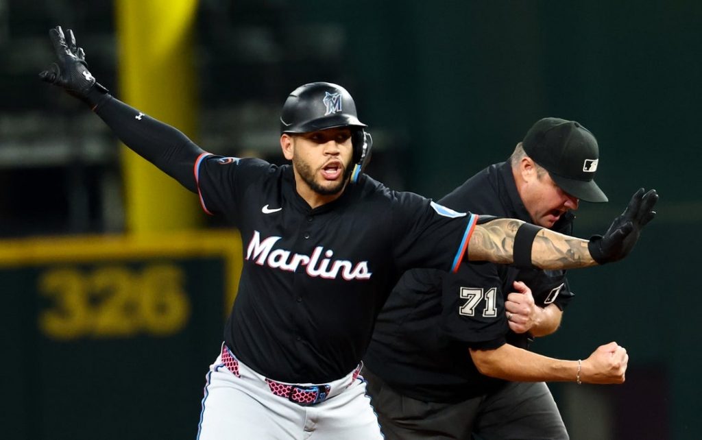 Deadspin | Marlins de Levanting Sparks de la 12ª entrada, daños por las esperanzas de playoffs de los Rangers