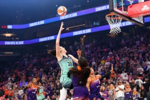Deadspin | Alyssa Thomas acumula triple-doble a medida que Mercury construye con Liberty