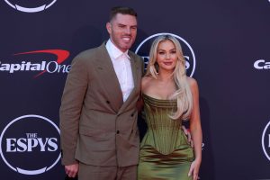 La esposa de Freddie Freeman, Chelsea, irradia vibraciones de vacaciones en traje de baño preciso a través del ranking de la isla con novias
