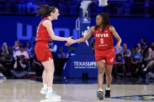 “Seguro que las puertas se abrieron como resultado de que ella llegó a la fiebre”-Kelsey Mitchell le da crédito a Caitlin Clark por cambiar la trayectoria de la fiebre con la lágrima de playoffs de reducción a la reducción