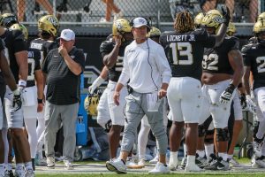 Deadspin | El asistente de la UCF llora a Shawn Clark mientras se prepara para Kansas.