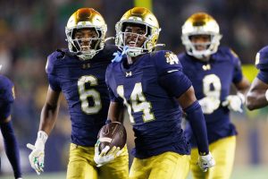 Deadspin | No. 22 Notre Dame prefiere la lucha por el vuelo vs. Arkansas inexacto