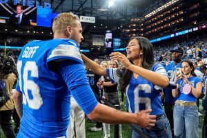 [Mira] La hija de Jared Goff, Romy, roba el centro de atención en el tributo a la camiseta personalizada con la madre Christen antes que Browns Showdown