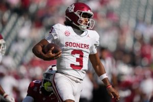 Deadspin | No. 5 Oklahoma Fingers Keys para el QB Michael Hawkins Jr. vs Kent Train