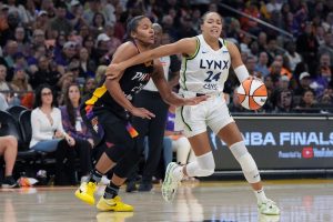 Deadspin | Documento: Lynx Persona cuidadosamente conocida Naphesa Collier Tear Ligaments in Collision