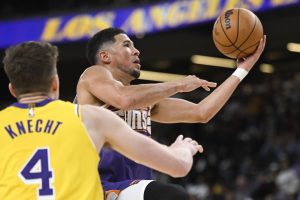 “O ahora no es hora de intercambiar para Wiggins”: los fanáticos de los Lakers ya piden refuerzos después de que Devin Booker y Suns abominan la defensa en el primer partido de la pretemporada