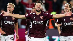 Hearts 1-0 Hibernian: el ganador del tiempo de detención de Craig Halkett decide a Derby a medida que Hearts alargan el liderazgo de la Premier League escocesa