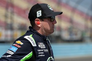 “Kyle Busch debería retirarse distante”: la información privilegiada desenterra la respuesta severa de la radio del cuerpo de trabajadores de Riley Herbst después de que el n.
