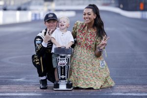 La esposa de Tyler Reddick, Alexa, despeja el aire que rodea el “trasplante coronario o riñón” de su hijo novato