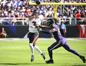 Giro muerto | Informes: Los Chargers impactan a Odafe Oweh de los Ravens